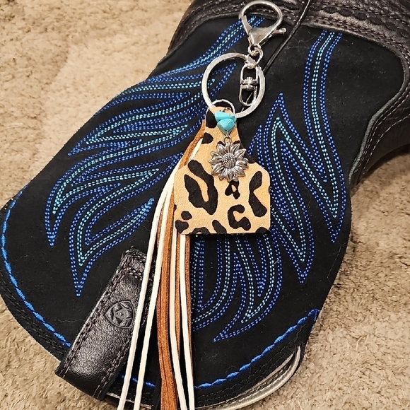 Leopard Print Cowtag Sunflower With Stone Accents And Leather Tassel Keychain - Picture 2 of 2